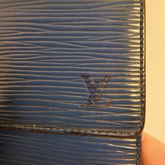 LOUIS VUITTON Blue Epi Wallet - Unisex - Picture 11 of 14